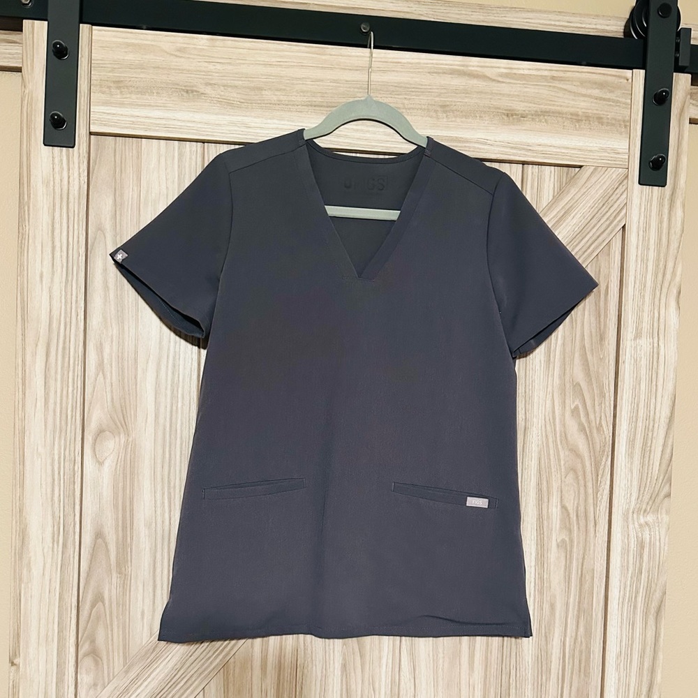 FIGS women's Charcoal Casma - Three-Pocket Scrub Top